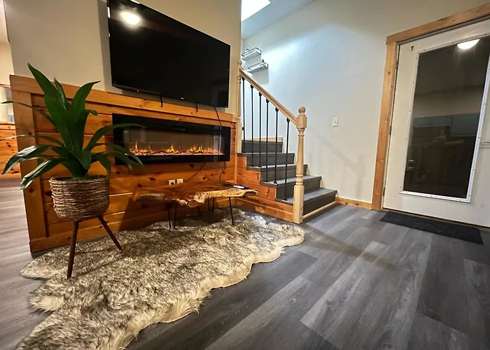 Smokey Mountain Retreat, Hot Tub, Game Room, Sleeps 8! Gatlinburg