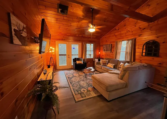 Smokey Mountain Retreat, Hot Tub, Game Room, Sleeps 8! Gatlinburg